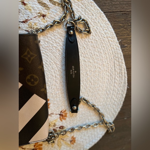 LOUIS VUITTON Portefeuille Twist Chain - Picture 3 of 16